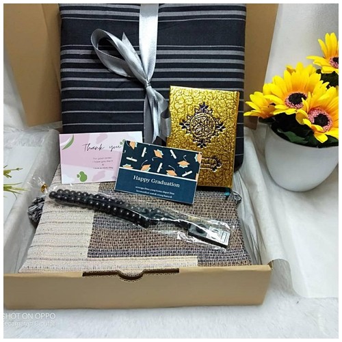 Paket Sarung+Sajadah+Tasbih+Al-Qur'an