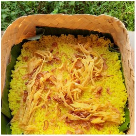 Nasi kuning komplit